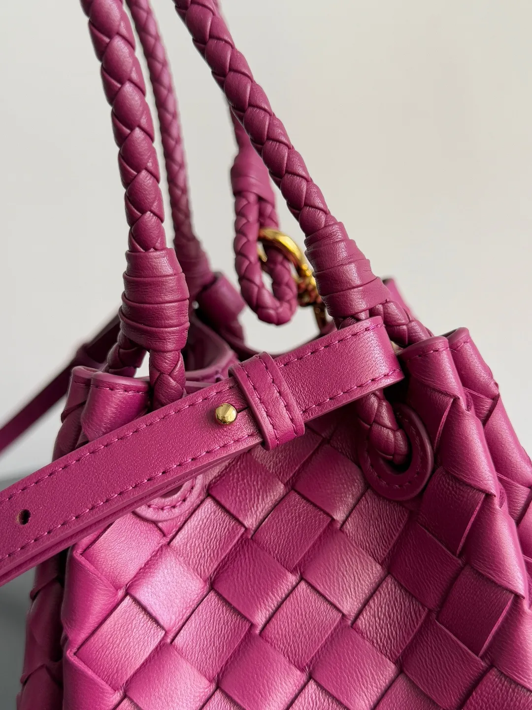 Batch 1760 BV home is new! Andiamo combines the Bottega Veneta archive parachute handbag to inherit retro elements and integrate modern trends. The same style as Shu Qi's in Beijing Night. It is a continuation of the classic bag. It has three functions: hand carry, shoulder and cross-body. It is embellished with metal brass knot buckles. It is small and has an amazing capacity. It can easily hold sunglasses in a box / small bottle of water / powder powder / charger and other daily necessities when going out. The upper body is versatile. Style number: 796569 Size: 21*17*16.5cm